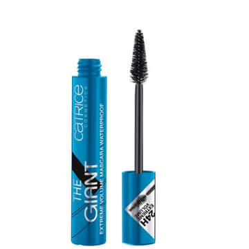 Für das perfekte Augen-Make-up tuscht sie ihre Wimpern. Hierfür geeignet ist der "The Giant - Extreme Volume Mascara Waterproof" von Catrice, ca. 5 Euro, limitiert