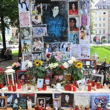 Der Todestag jährt sich: Am 25. Juni 2009 starb Michael Jackson. Noch heute trauern Fans auf der ganzen Welt um seinen Verlust. OK! zeigt noch einmal die besten Bilder aus Jackos Leben. Ein Andenken an einen Superstar


