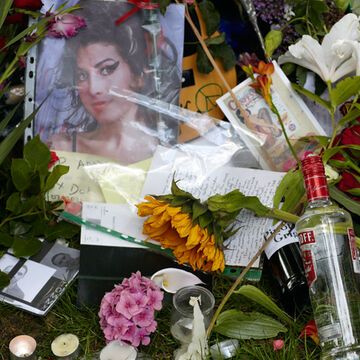 Fans trauern um einen Superstar: Vor Amys Wohnhaus in London wurden Blumen, Briefe und andere Gedenkstücke niedergelegt. Winehouses 2006 veröffentlichtes Album "Back to Black" sprang erneut an die Spitze der Charts!