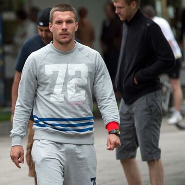 Im Leger-Look: Lukas Podolski und Per Mertesacker (im Hintergrund) auf Bummeltour durch das polnische Sopot