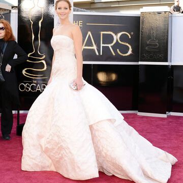 Ein echter Hingucker auf dem red carpet: Jennifer Lawrence! Zwar war ihr Treppen-Stolpler bei der Entgegennahme ihres Oscars das Tuschelthema des Abends, doch trotzdem flogen der 22-Jährigen die Herzen nur so zu. Vielleicht lag's an ihrer prinzessinnenhaften Dior-Robe?