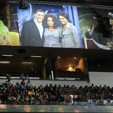 Tausende haben auf den großen Auftritt von Oprah in Chicago gewartet. Die Abschieds-Show stand unter dem Motto "Surprise Oprah!"