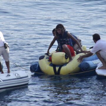 Bodyguards helfen dem Star wieder sicher aufs Boot zu gelangen