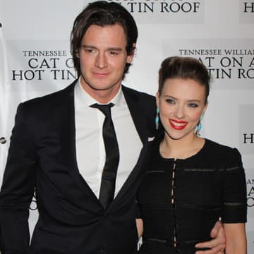 Hollywood-Star Scarlett Johansson hat einen Neuen - keinen Mann, sondern einen neuen Job! Am Donnerstagabend, 17. Januar 2013, gab sie ihr Broadway-Debüt in "Cat On A Hot Tin Roof" in New York und kam Arm in Arm mit ihrem Kollegen Benjamin Walker