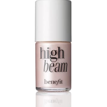 Rosie hat eine perfekte Haut. Um diese noch zu unterstreichen, hat sie ein paar Highlights auf Wangen, Nasenrücken und Stirn gesetzt damit der Teint noch mehr strahlt. Das klappt z. B. mit dem "High Beam" von Benefit, 13 ml ca. 28 Euro