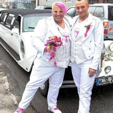 Das glückliche Brautpaar fuhr standesgemäß in einer weißen Stretch-Limo zum Standesamt