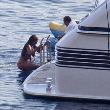Beyoncé genießt die Abkühlung im Meer und zeigt dabei ihren Traumkörper