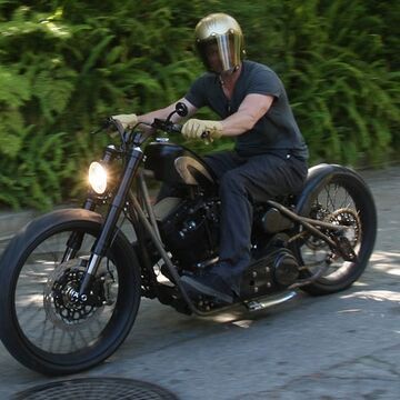 Motorrad-Fan Brad Pitt in Action