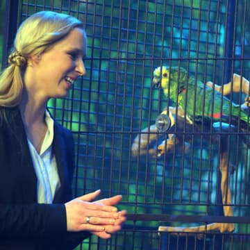 Papagei Jacko mit Janina Skurt sorgte wieder bei der Jury für Lacher