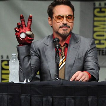 Er ist zurück! Auf der Comic Con stellte Hollywood-Star Robert Downey Jr. sich den Fragen der Journalisten - alles zum Thema "Iron Man 3". Der Schauspieler hatte sogar einen Teil seines Film-Outfits dabei