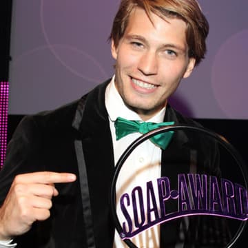 Bei der Verleihung der German Soap Awards am 04. Juni 2011 wurden die beliebtesten Serien-Darsteller geehrt: Über 750.000 Fans wählten ihre Lieblinge aus sieben Daily Soaps und sechs Telenovelas. GZSZ-Star Raul Richter freut sich über seinen Award