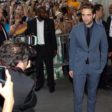Im blauen Designer-Anzug machte Robert Pattinson eine richtig gute Figur. Tausende Fans erwarteten den Superstar bereits vor dem "Museum of Modern Art"