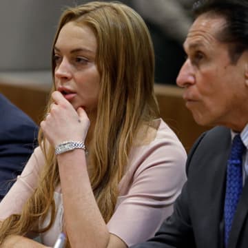 Ihr Rechtsanwalt Mark Heller kann auch nichts mehr retten. Lindsay Lohan wird von dem Richter in Los Angeles zum Entzug verurteilt. Sie gab zu eine Falschaussage bei der Polizei gemacht zu haben