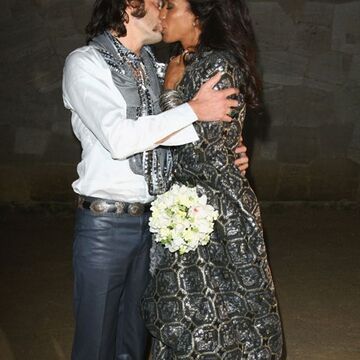 So verliebt: Barbara Becker und Arne Quinze küssen sich vor ihrer Hochzeitsfeier auf dem Potsdamer Pfingstber