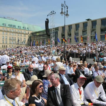 Eine Riesen-Menschenmenge erwartet den US-Präsidenten in Berlin am Brandenburger Tor - wird er etwas Bedeutendes sagen?