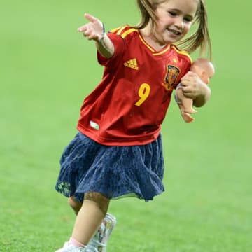 Ein glorreicher Sieg! Nach dem 4:0 gegen Italien ist es klar: Spanien ist wieder Europa-Meister. Auch die Kleinen der großen Fußball-Stars stürmen aufs Spielfeld, um mit ihren Daddys zu feiern