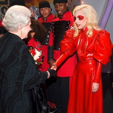 Lady GaGa präsentiert ihre guten Manieren. Sie gibt der britischen Königin artig die Hand