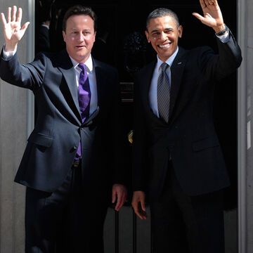 David Cameron und Barack Obama winken den wartenden Fotografen fröhlich vor der Downing Street 10 zu