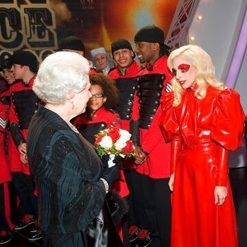 Lady GaGa erschien in einem extravaganten roten Latex-Kleid, das stark an die Zeit von Elizabeth I. erinnerte