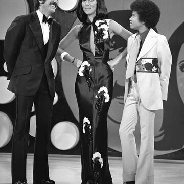 Michael Jackson scherzt mit Cher und Sonny Bono - er musste schon früh erwachsen werden. Der Popstar sprach später von einer sehr traurigen Kindheit