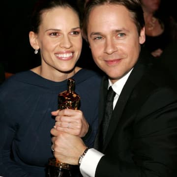 2005: Hilary Swank gewinnt in der Kategorie "beste Schauspielerin" für "Million Dollar Baby". Elf Monate nach der Verleihung war sie wieder solo und trennte sich von Chad Lowe