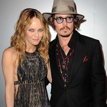 Seit 1998 waren Johnny Depp und Vanessa Paradis ein Paar und lebten mit ihren Kindern Lily-Rose und Jack zurückgezogen in Frankreich. Im Juni folgte dann die offizielle Trennung