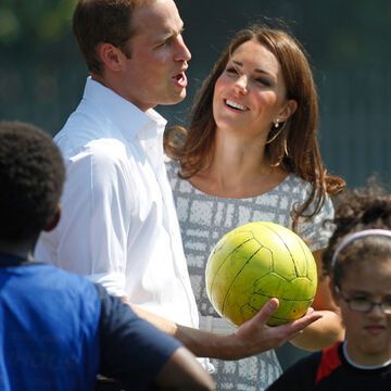 Herzogin Kate und Prinz William stimmen sich schon mal auf die Olympischen Spiele ein. In London besuchte das royale Paar gemeinsam mit Prinz Harry eine Sportschule - und zeigte sich dabei selbst richtig sportbegeistert