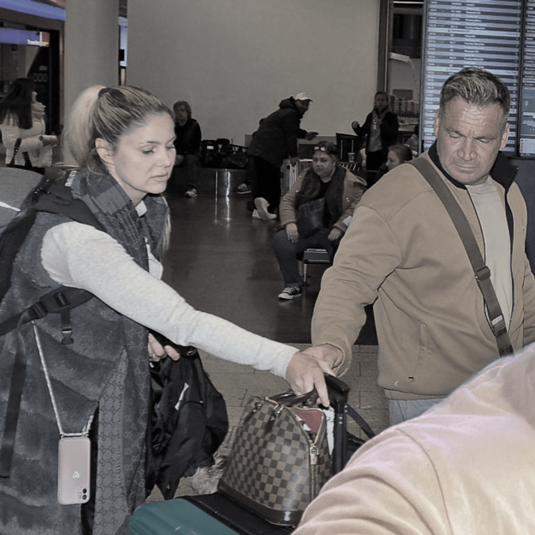 Yvonne Woelke und Peter Klein am Flughafen