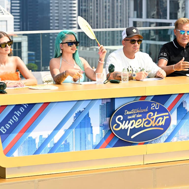 Leony, Katja, Pietro und Dieter nebeneinander am Jurypult in Thailand.