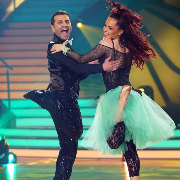 Christina Luft und Ali Güngörmüş tanzen bei "Let's Dance" und lachen
