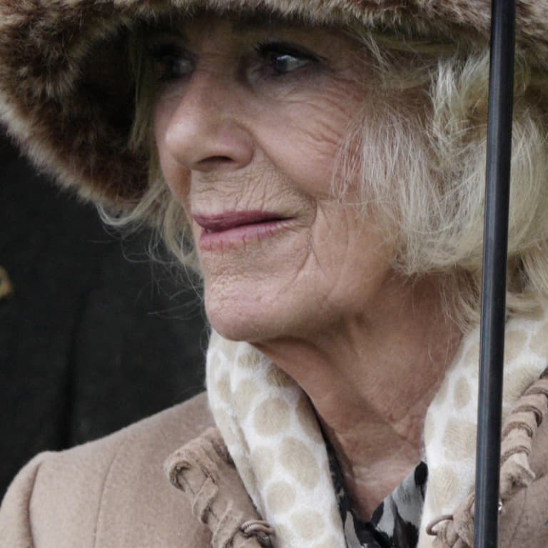 Queen Consort Camilla guck traurig zur Seite