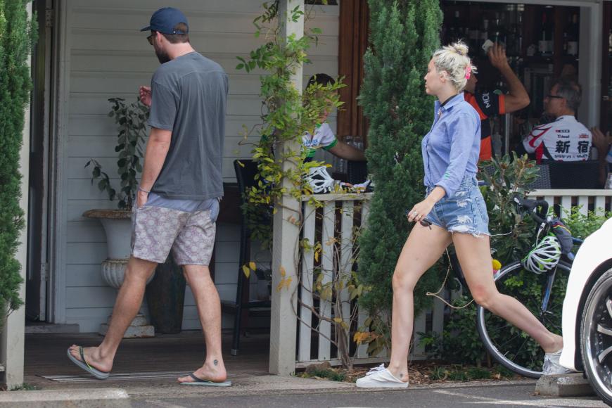 Familytime In Australien Miley Cyrus Mit Normalo Look Und Liam Hemsworth Im Liebesurlaub Ok Magazin