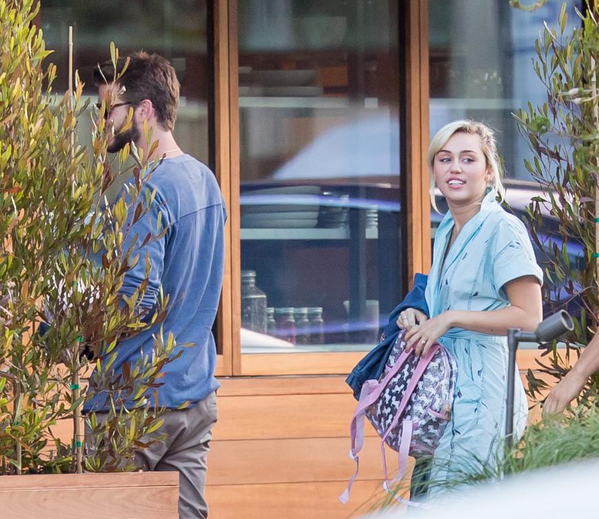 Wow Miley Cyrus Zeigt Bei Date Mit Liam Hemsworth Ihren Neuen Style Ok Magazin Shining brightly on her left hand was the 3.5 carat diamond engagement ring she had previously accepted from hemsworth before their split in 2013.