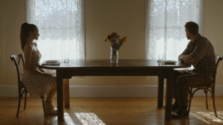 Schweigend Sitzt Das Paar In My Way Musikvideo