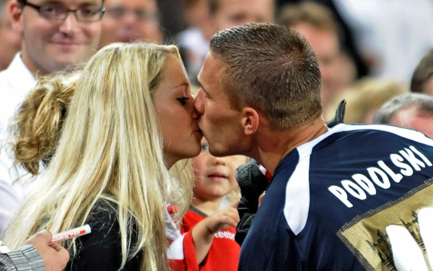 Valentinstag Lukas Podolski Postet Zuckersusses Knutsch Foto Mit