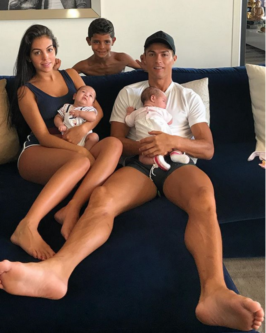 Cristiano Ronaldo Ein Fussball Feld Voller Kinder