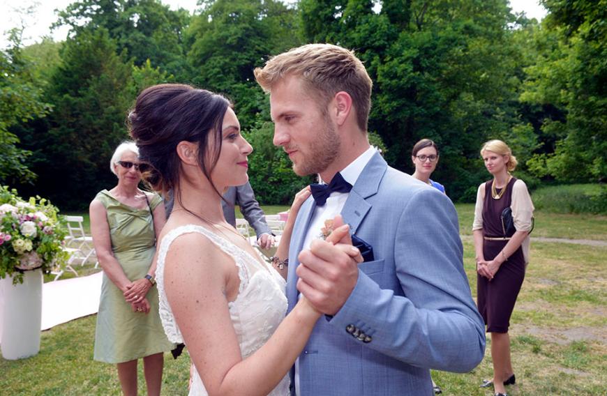 Gzsz Die Schonsten Fotos Der Hochzeit Von Emily Und Paul Bildderfrau De
