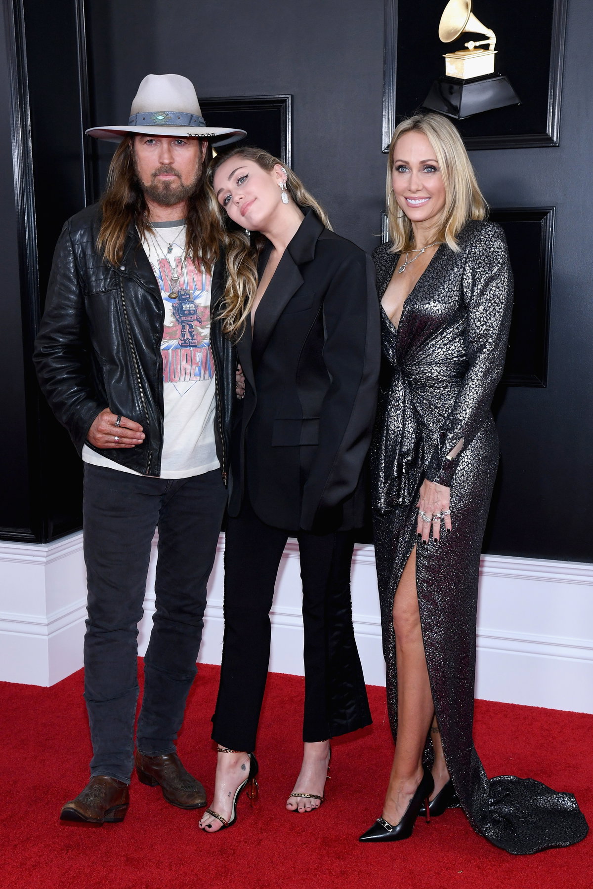 Perfektes Trio Miley Cyrus Lief Grammys 2019 Uber Diese