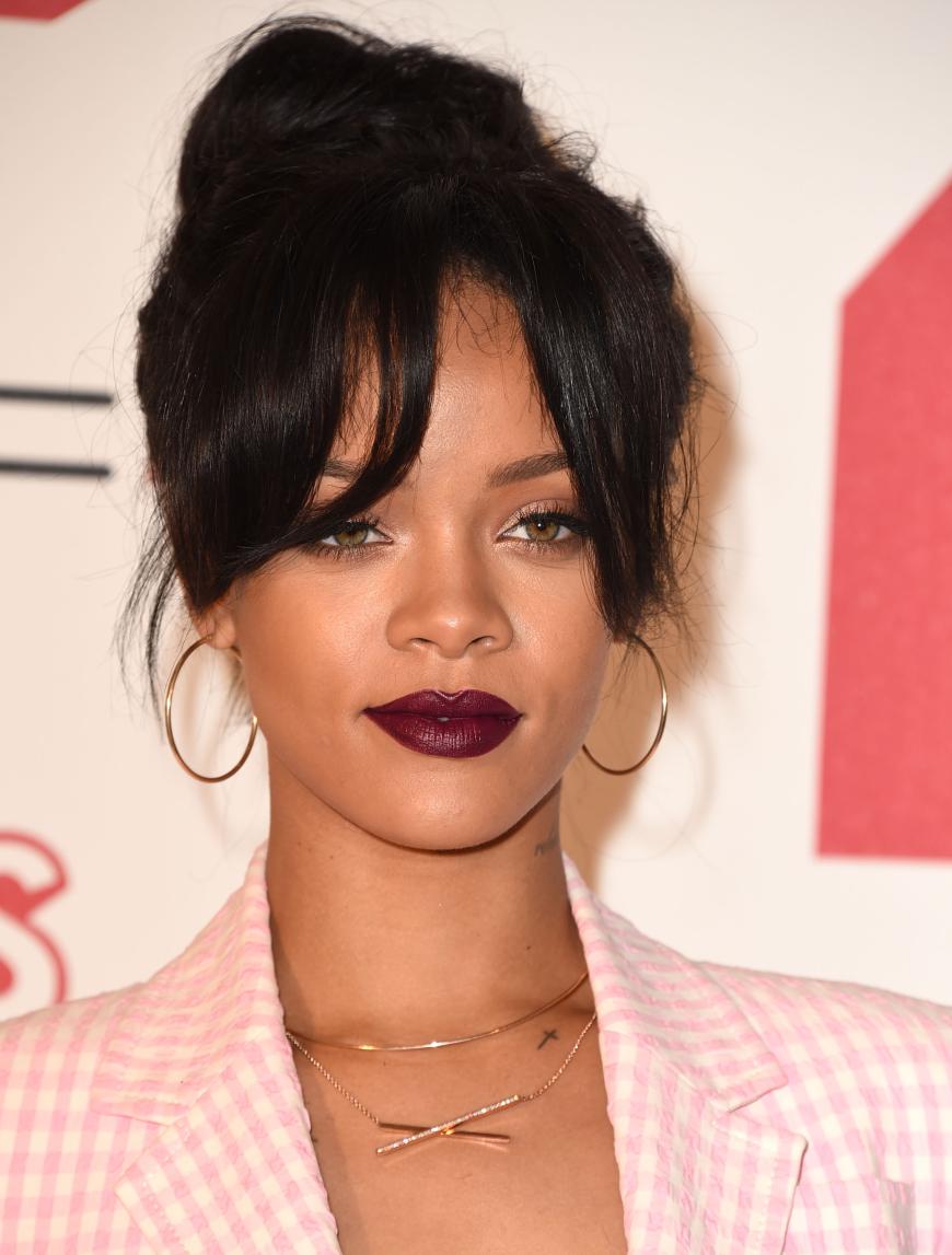 Rihanna Nutzt Den Hohen Dutt 5 Frisuren Die Dein Gesicht