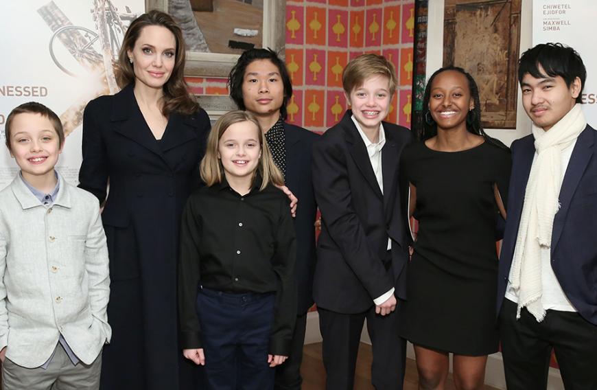 Angelina Jolie So Tickt Sie Als Mama Wirklich Since then, the first biological child of pitt, 52, and jolie pitt, 40, has carved out her own distinct path in style, attitude and awareness between older siblings maddox, 15, pax, 12, and zahara, 11, and twins knox and. angelina jolie so tickt sie als mama