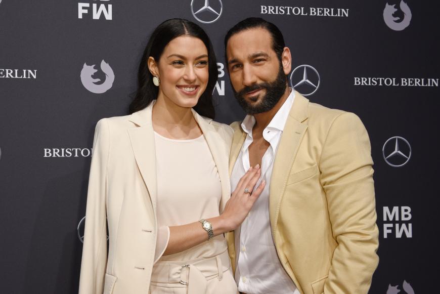 Nach Der Romantischen Hochzeit Rebecca Mir Versteckt Sie