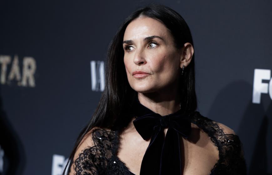 Demi Moore / Demi Moore Redaktionelles Stockfoto Bild Von Ankommen 26287178 - The post quickly went viral and fans wanted to know about the carpet, couch and statue in the space.