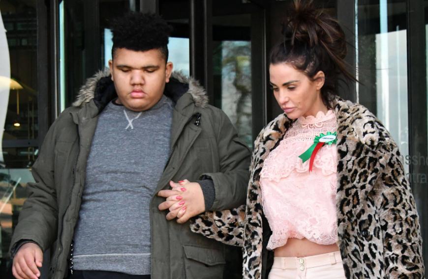 Katie Price Krankenhaus Schock Um Sohn Harvey