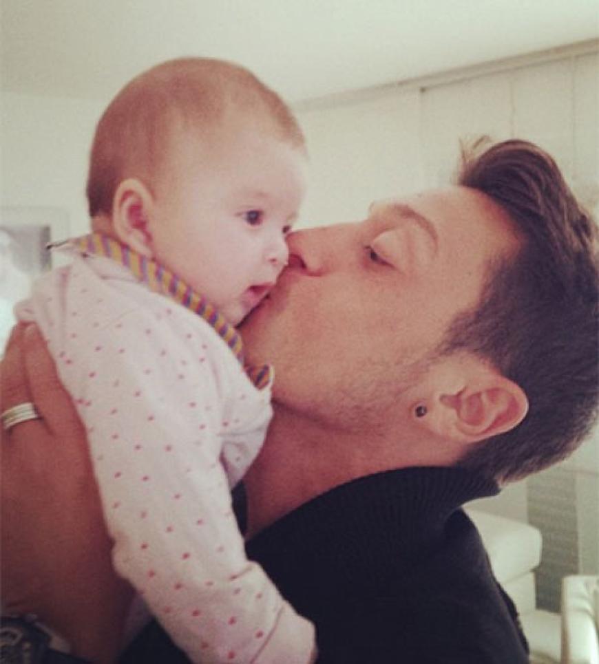 So Suss Mesut Ozil Als Superonkel Ok Magazin