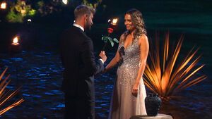 Dominik Stuckmann überreicht Anna Rossow die finale "Bachelor"-Rose