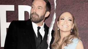Ben Affleck und Jennifer Lopez gucken in entgegen gesetzte Richtungen