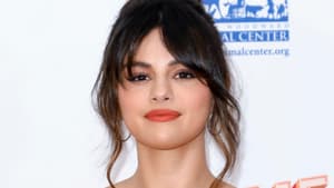 Selena Gomez lächelt leicht