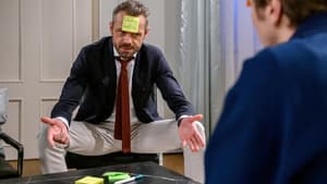 Erik hat Zettel auf der Stirn auf dem Christoph Saalfeld steht