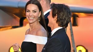 Tom Cruise und Herzogin Kate händchenhaltend und lachend bei der "Top Gun: Maverick"-Premiere in London 
