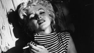 Marilyn Monroe nachdenklich in Schwarzweiß